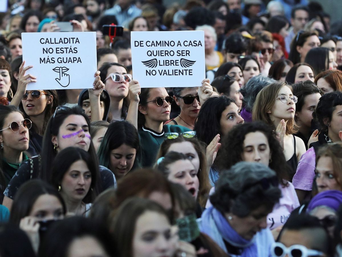 Foto: Manifestación feminista en protesta por la sentencia sobre los cinco miembros de La Manada. (EFE/Ballesteros)