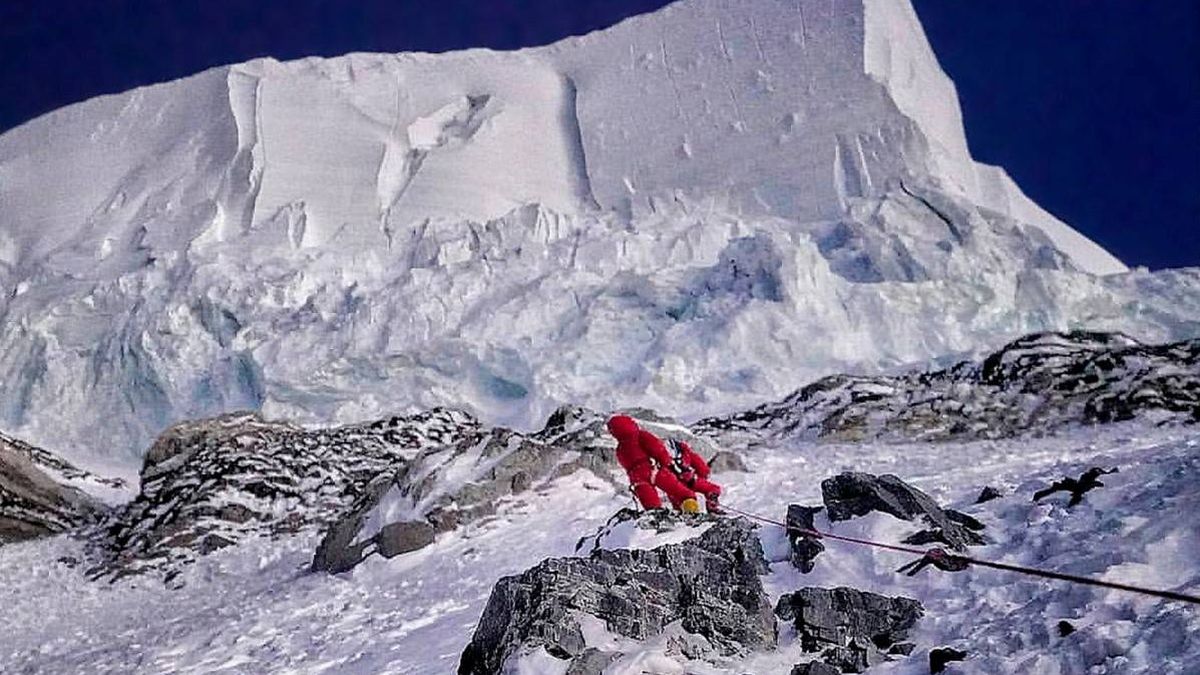 Esperando un milagro en el K2: sin noticias de Ali Sadpara, Juan Pablo Mohr y John Snorri