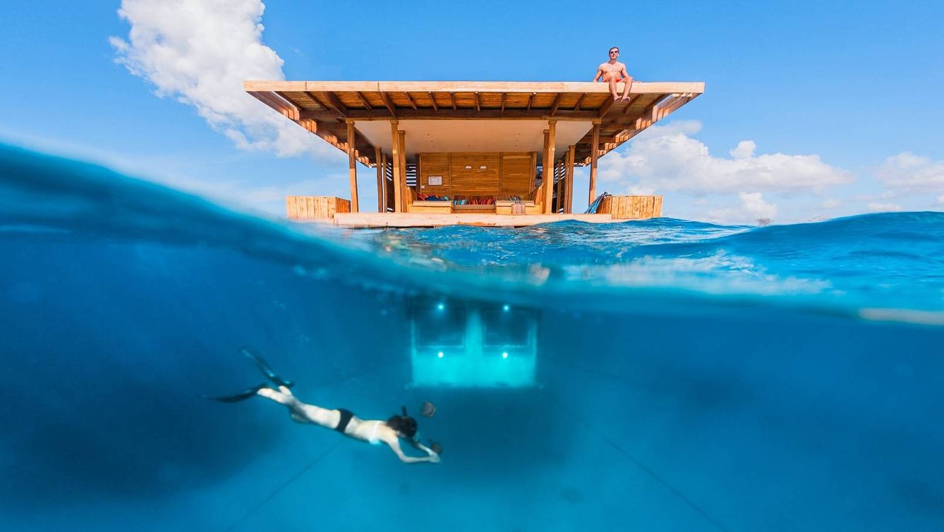 Dentro y fuera del agua: así es la cabaña que se sumerge en las aguas de Tanzania