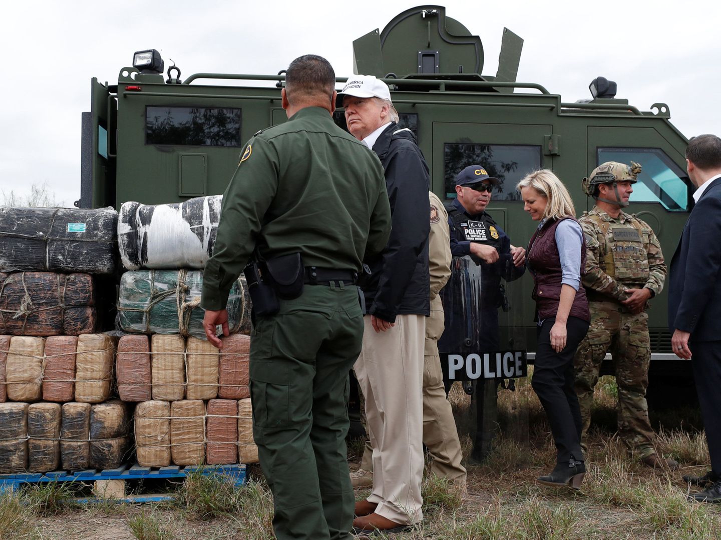 Donald Trump habla con agentes de frontera durante su visita a la frontera con México. (Reuters)
