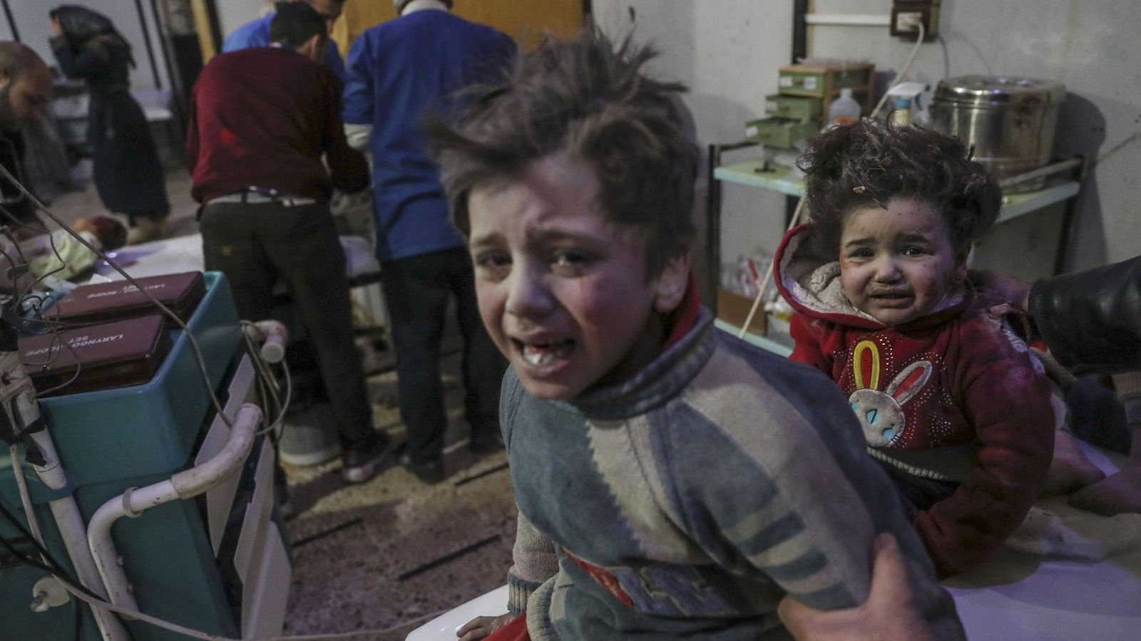 Foto: Niños heridos reciben ayuda en un hospital controlado por los rebeldes en Douma, Guta Oriental, Siria. (EFE)