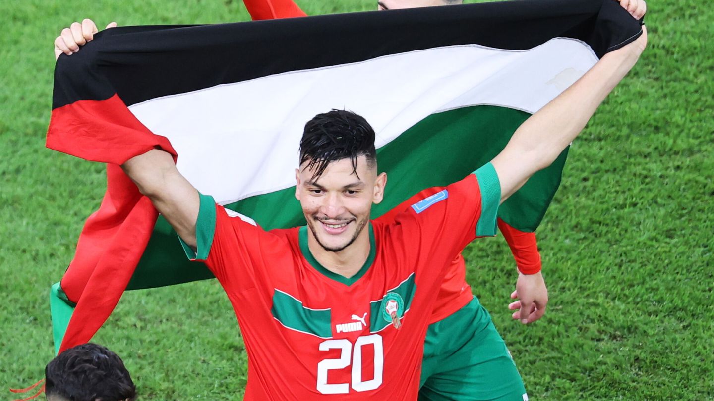 Achraf Dari, jugador de Marruecos, exhibe una bandera palestina. (EFE/Abedin Taherkenareh)