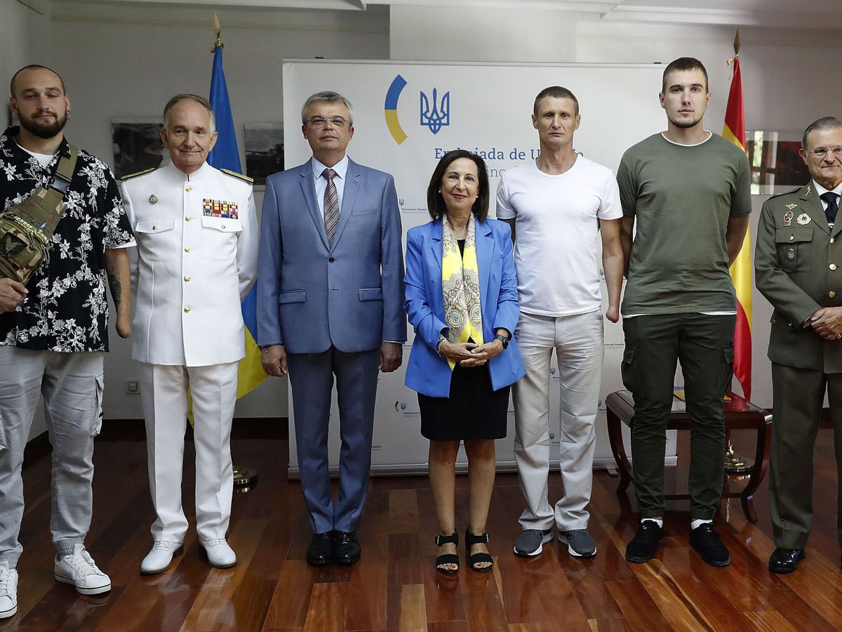 Foto: La ministra de Defensa en funciones, Margarita Robles, junto al embajador de Ucrania en España, Serhii Pohoreltsev, con el general Juan Antonio Lara Garrido y tres soldados ucranianos. (EFE/J.P. Gandul)