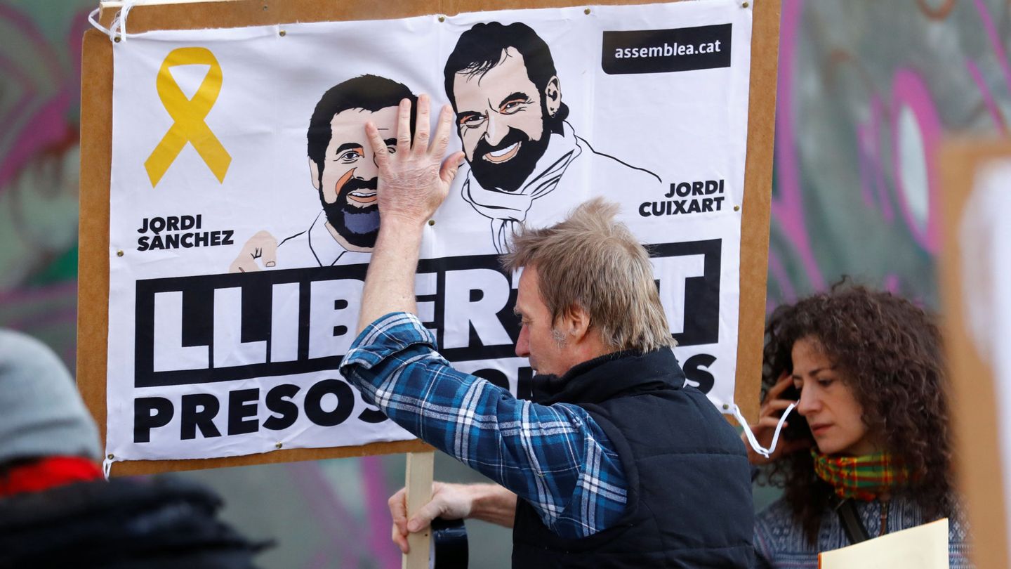 Activistas colocan una pancarta con la imagen de los Jordis. (Reuters)
