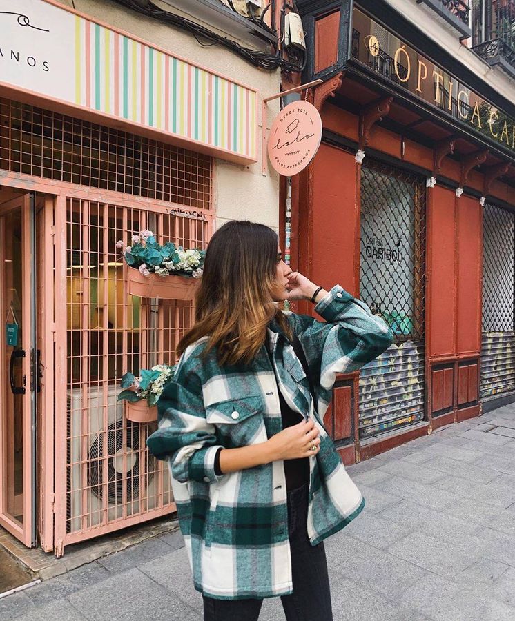Foto: La influencer Mery Turiel con una sobrecamisa de cuadros de Zara. (Instagram)