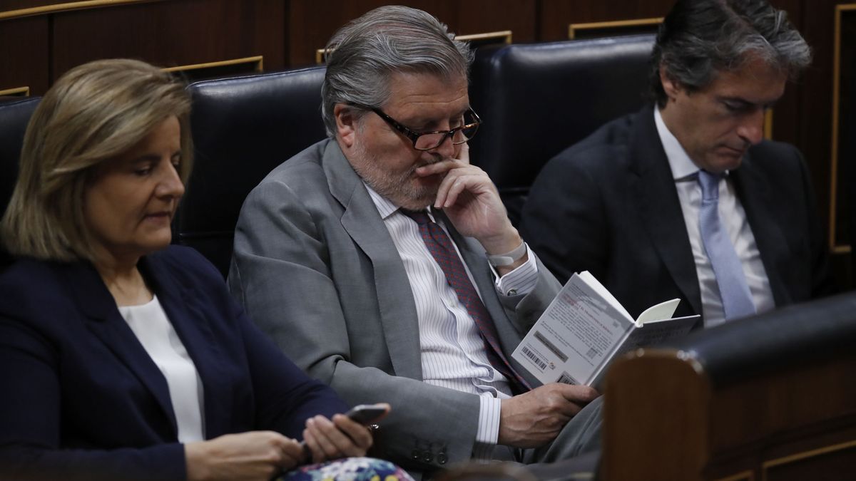 Libros para la moción de censura: Méndez de Vigo, 'pillado' leyendo en el Congreso