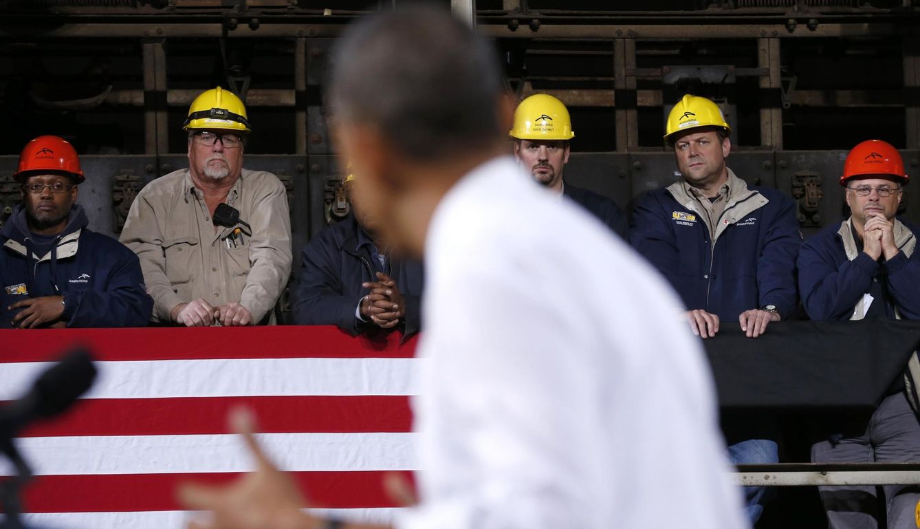 Varios trabajadores escuchan al presidente Obama. (Reuters)