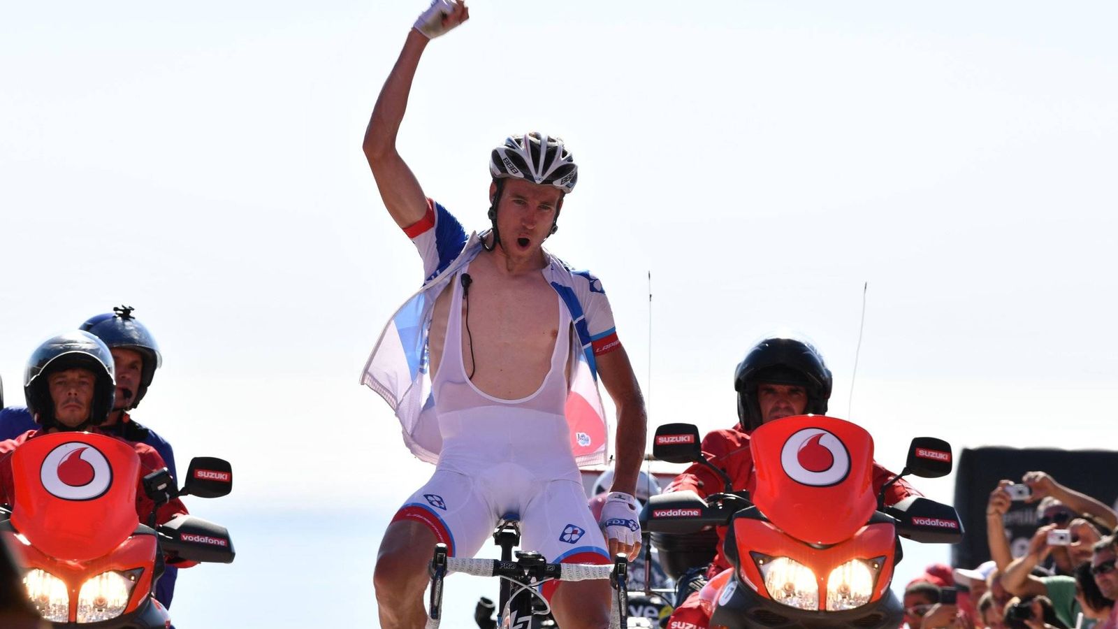 Foto: Geneiz celebra su triunfo en Ézaro (La Vuelta).