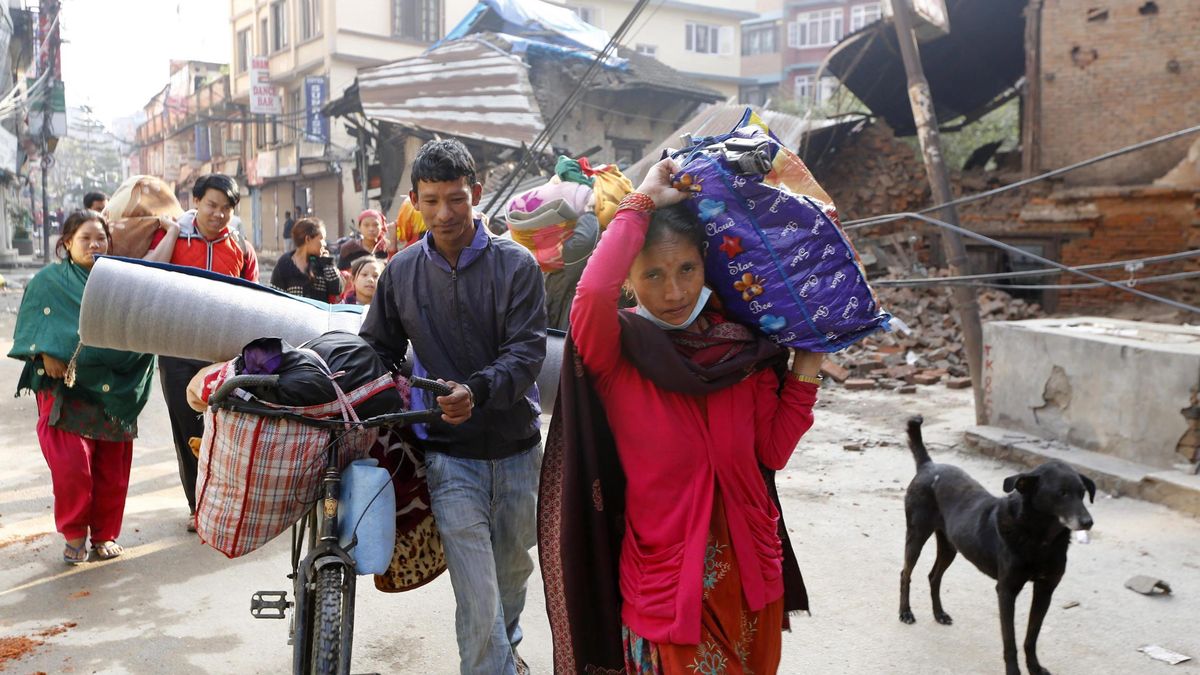 Cientos de miles huyen de la capital de la muerte en Nepal