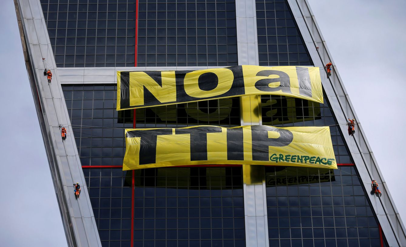 Protesta de Greenpeace contra el TTIP. (Reuters)