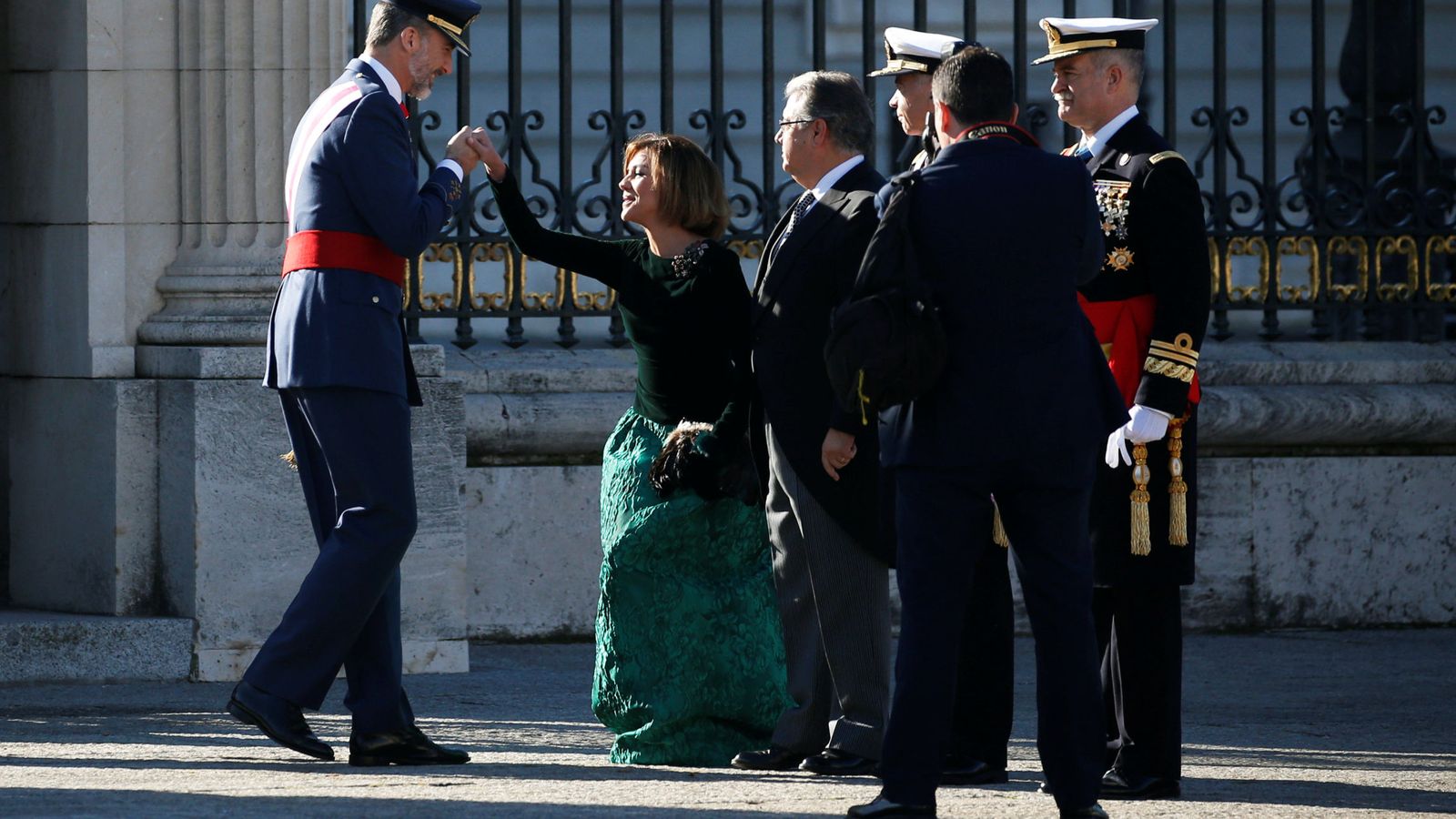Foto: La ministra de Defensa, María Dolores de Cospedal, saluda a Felipe VI durante la celebración de la Pascua Militar. (Reuters)