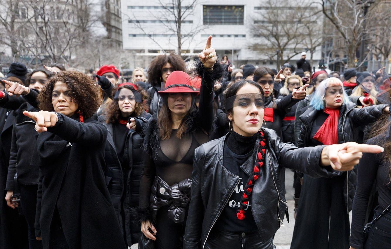 Un grupo de mujeres se manifiestan en 2020 a las puertas del tribunal de Nueva York en el que era juzgado Harvey Weinstein. (Reuters)