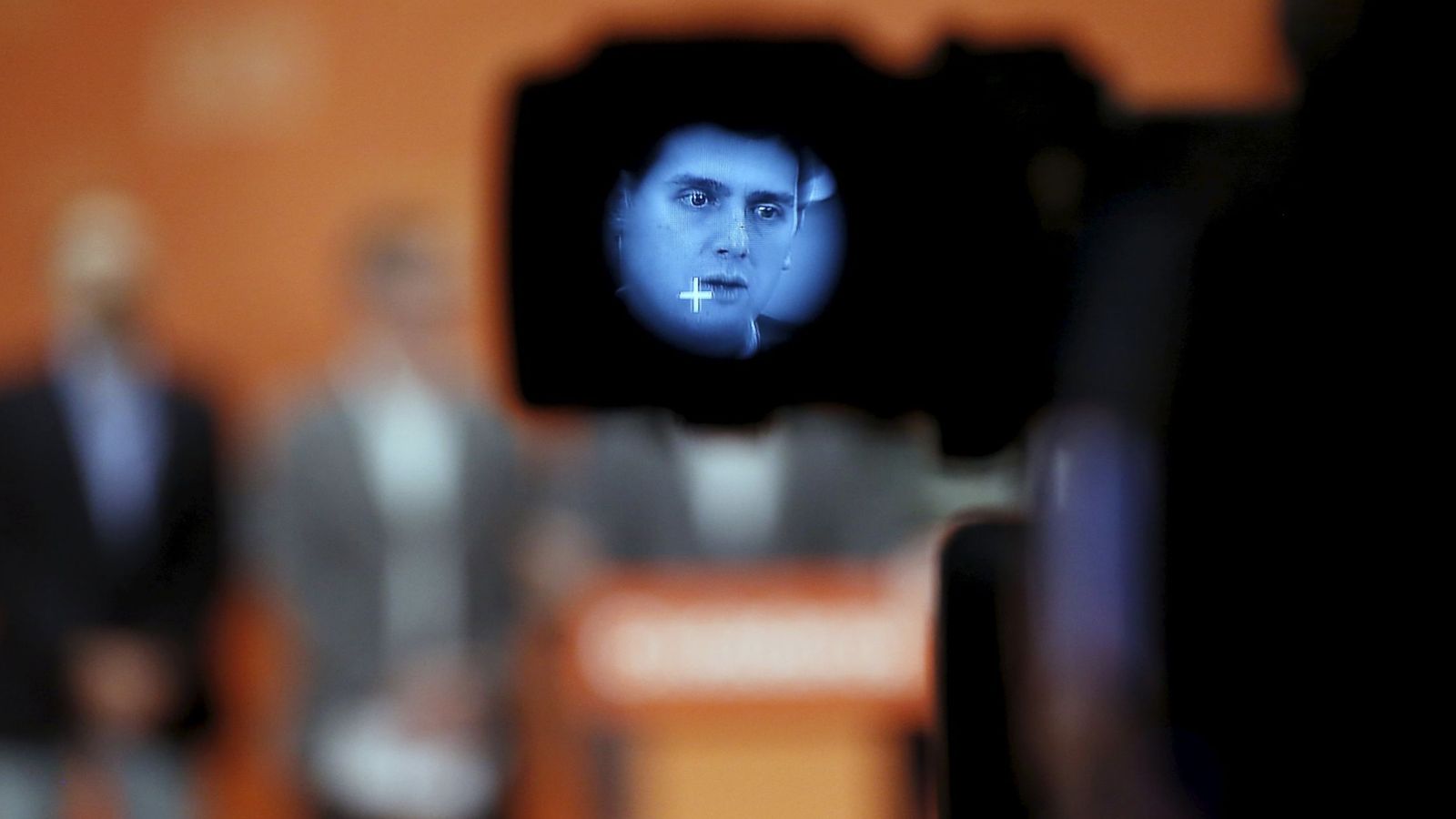 Foto: El líder de Ciudadanos, Albert Rivera, en una cámara de televisión durante una rueda de prensa. (Reuters)