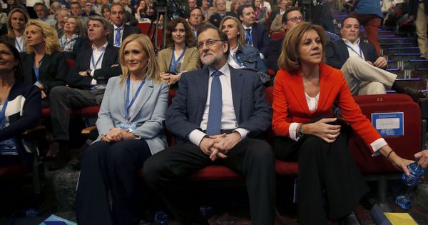 Foto: Rajoy, en el Congreso, entre Cifuentes y Cospedal. (EFE)