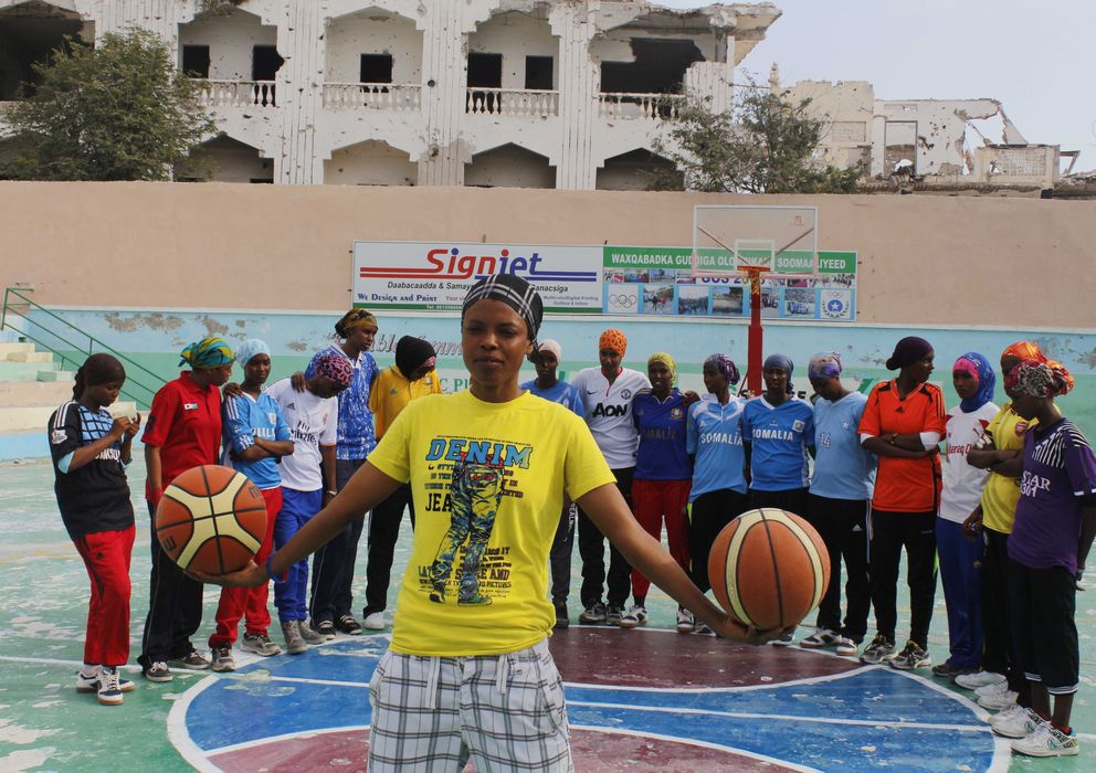 Foto: Amina, la capitana de la selección nacional de baloncesto, posa junto con el resto de compañeras en el estadio Wiish de Mogadiscio (A. Pampliega).
