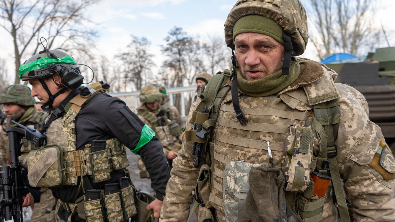Foto: Soldados ucranianos llegan a Chasiv Yar después de luchar en Bajmut. (Amador Guallar)