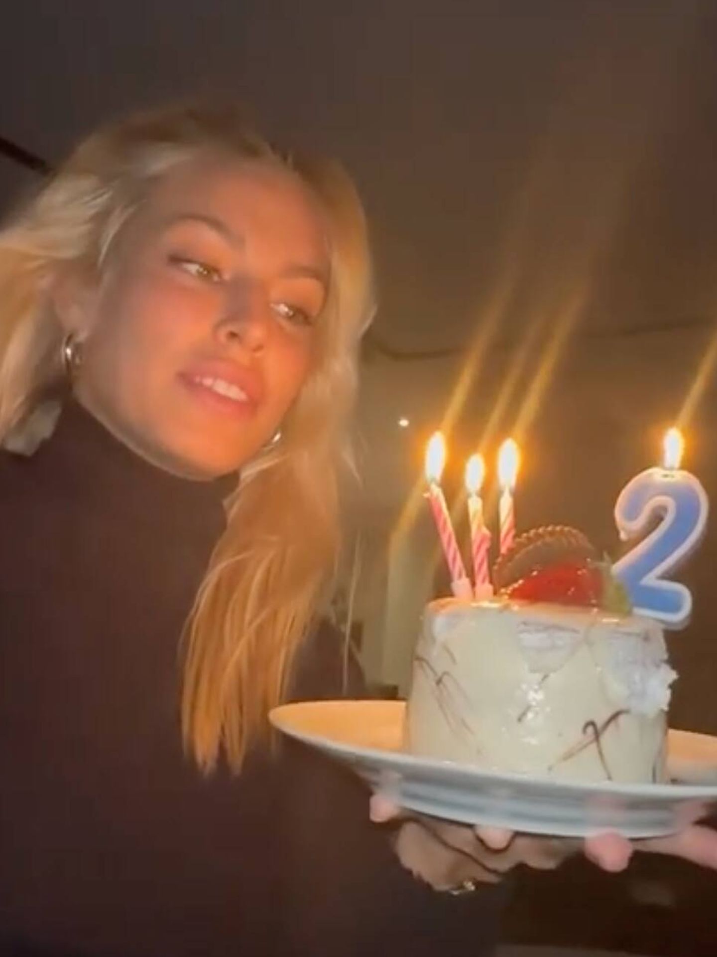 Jessica Goicoechea, ante la tarta de cumpleaños de Marc Bartra. (Instagram/@marcbartra)