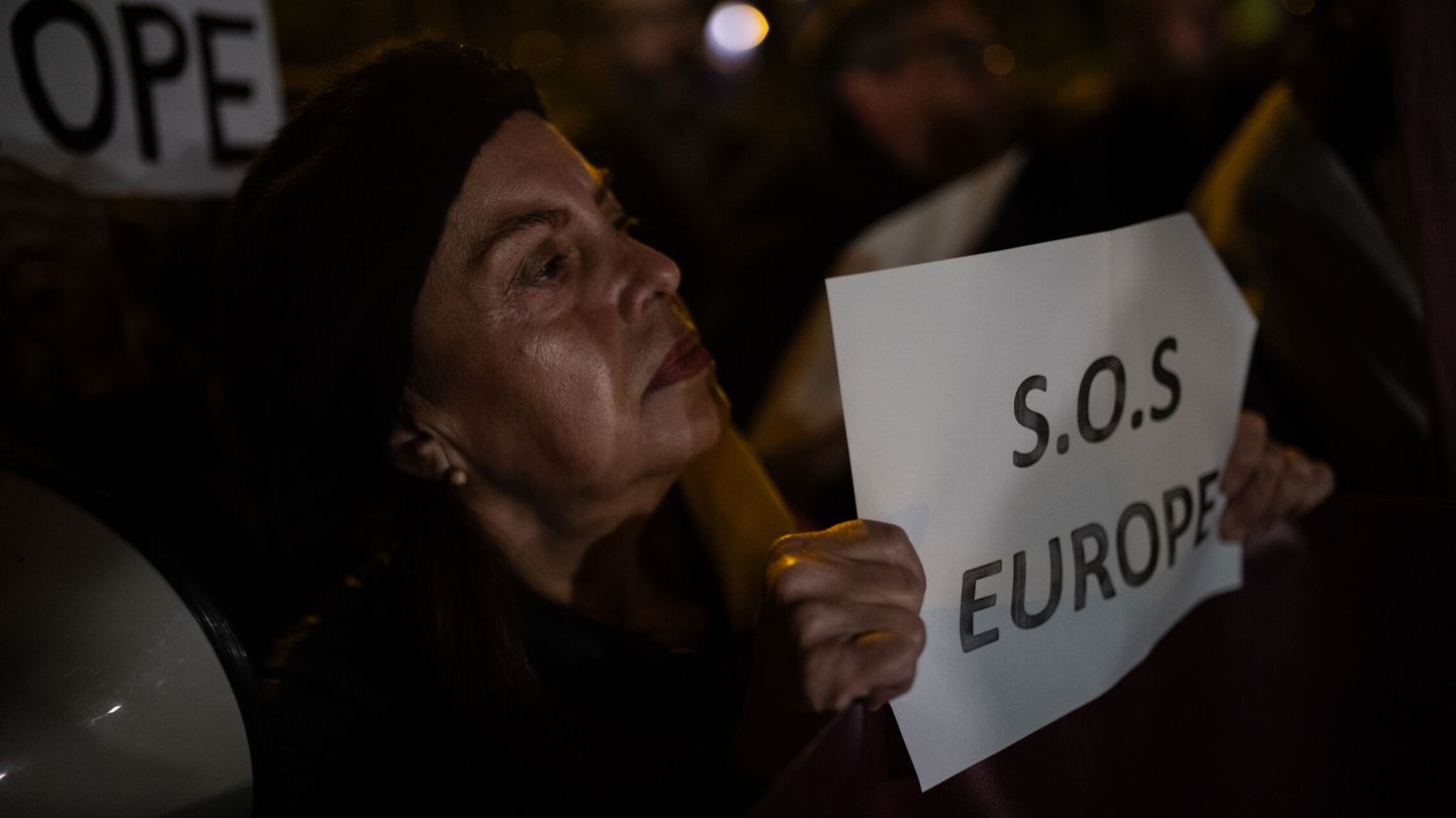 Una mujer sujeta un cartel en el que se lee: 'SOS Europa'. (Foto: EP)