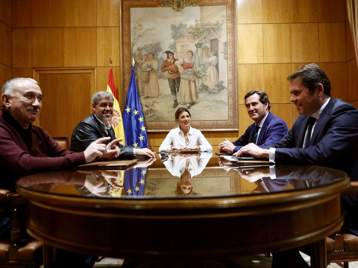 Foto: La ministra de Trabajo, Yolanda Díaz (c), durante la reunión con los dirigentes de las patronales y de los sindicatos. (EFE)