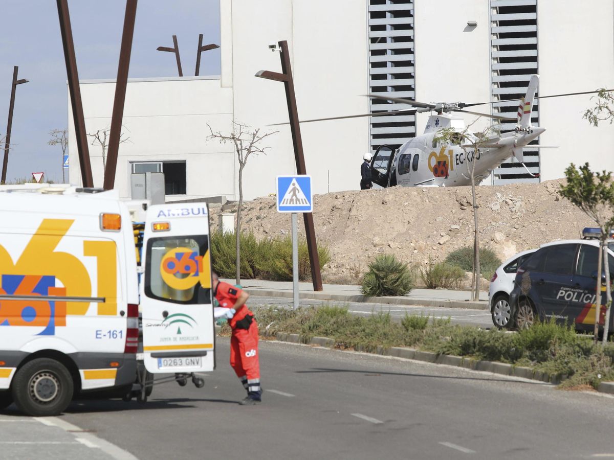Foto: Imagen de archivo de una ambulancia. (EFE/Carlos Barba)