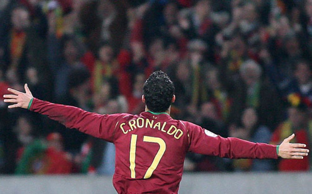 Foto: Charlton acusa a Barça y Madrid de especular con el futuro de Cristiano Ronaldo
