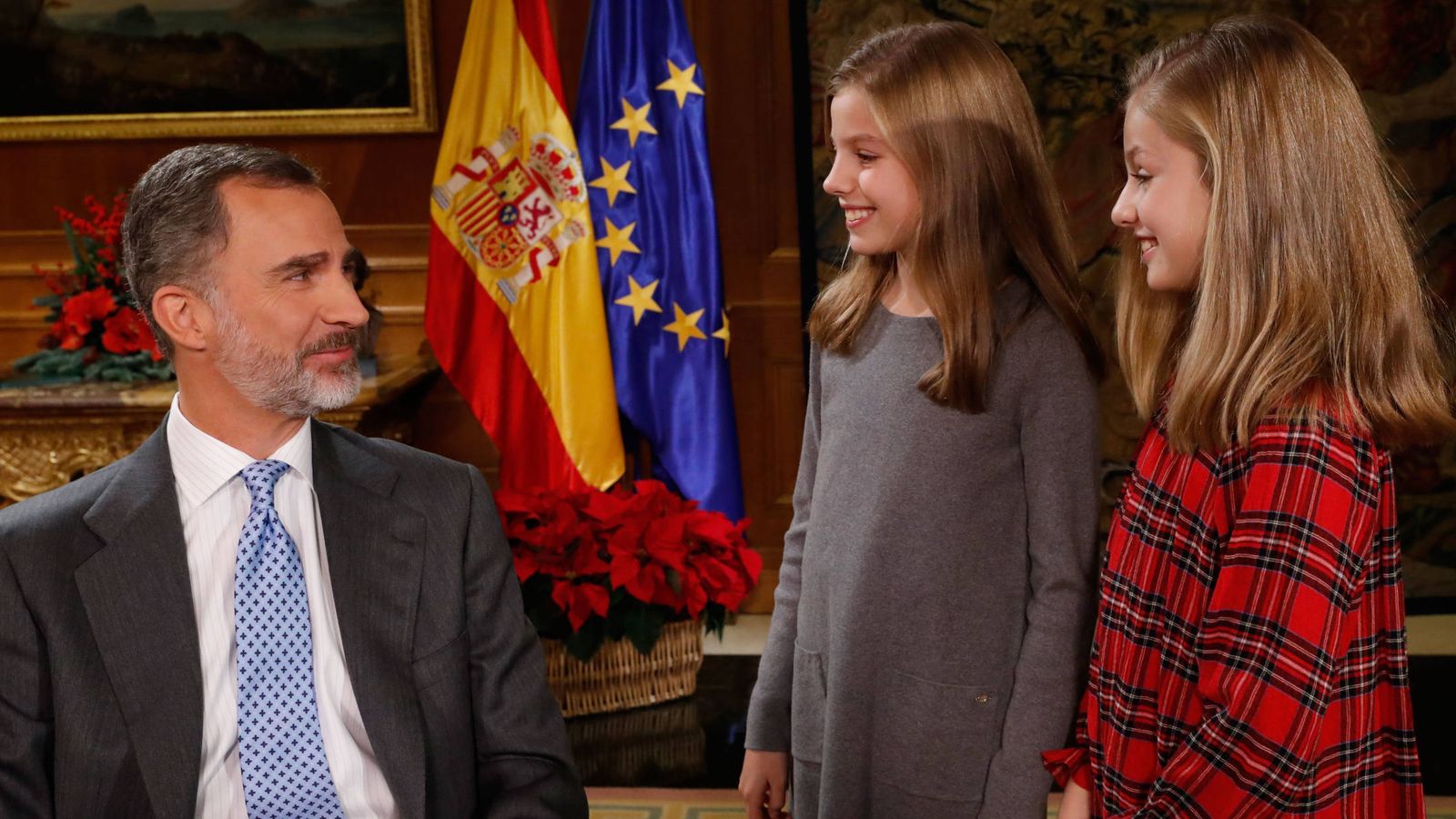 Foto: El Rey mira orgulloso a sus dos hijas. (Casa Real)