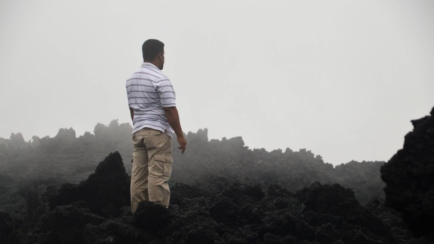 Un turista sobre piedras volcánicas. (Asier Vera)