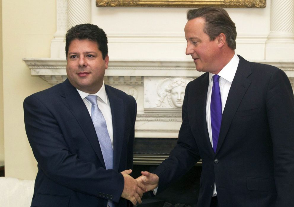 Foto: El primer ministro británico, David Cameron, saluda al ministro principal de Gibraltar, Fabian Picardo. (EFE)