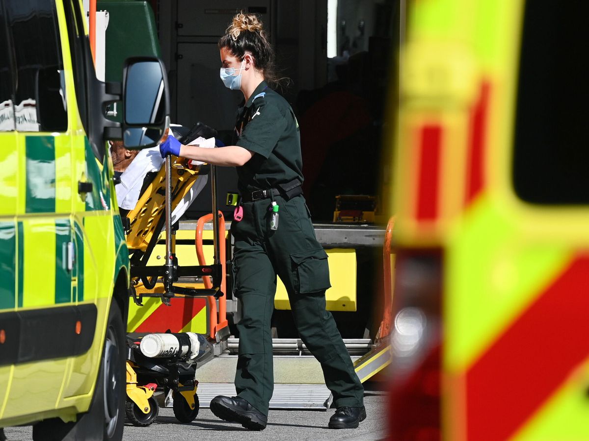 Foto: Ambulancia del Servicio Nacional de Salud británico (EFE/EPA/Andy Rain)