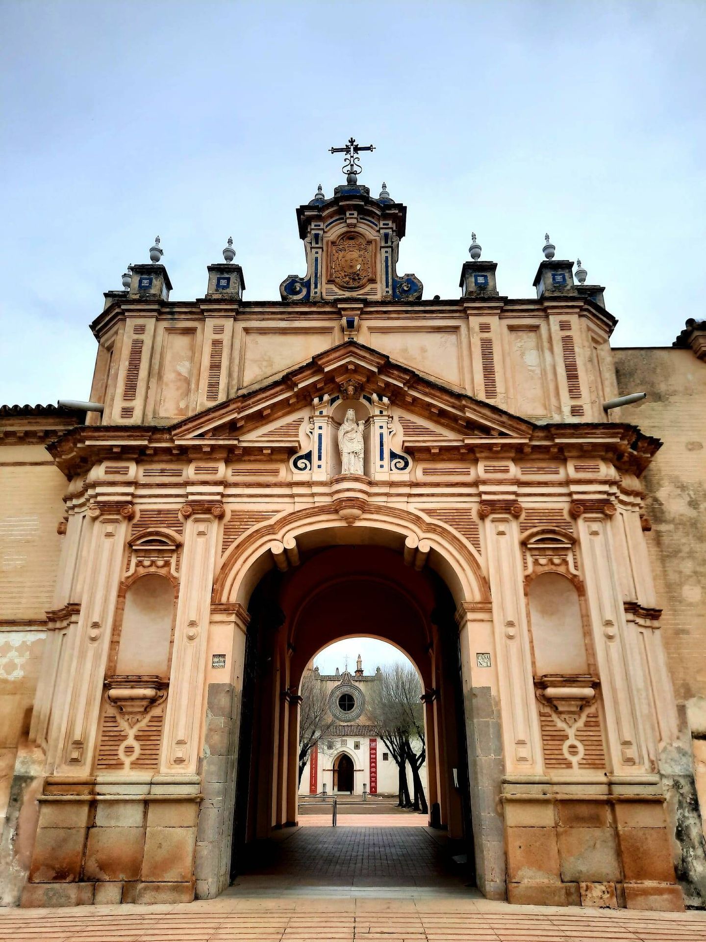 Fachada principal de acceso al Monasterio de la Cartuja. (M. J. C.)