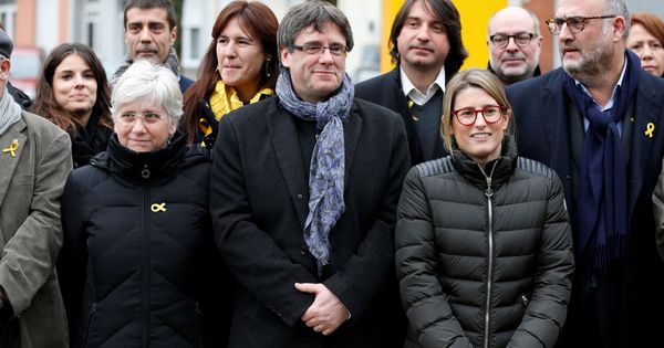 Foto: Carles Puigdemont con los diputados que le han visitado. (Reuters)