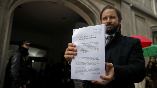 Abascal presenta en 2014 su querella, luego archivada, contra Mariano Rajoy. (EFE)