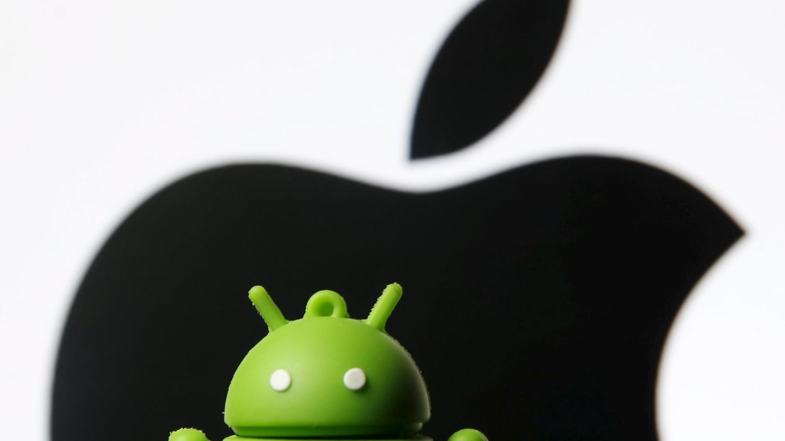 Foto: Logo de Apple y de Android (Google). (Reuters)