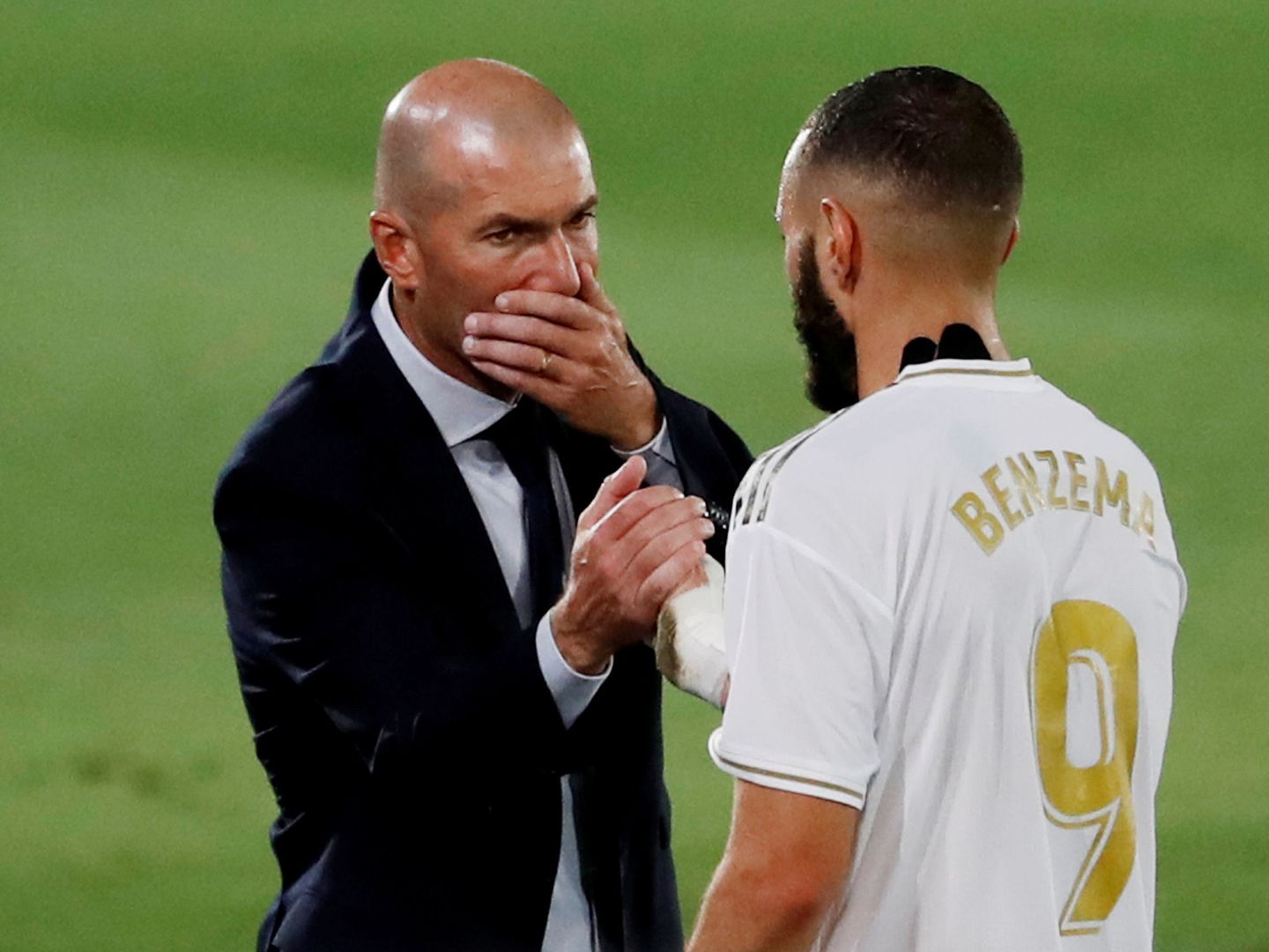 Zidane habla con Karim Benzema en un partido frente al Deportivo Alavés. (Reuters)