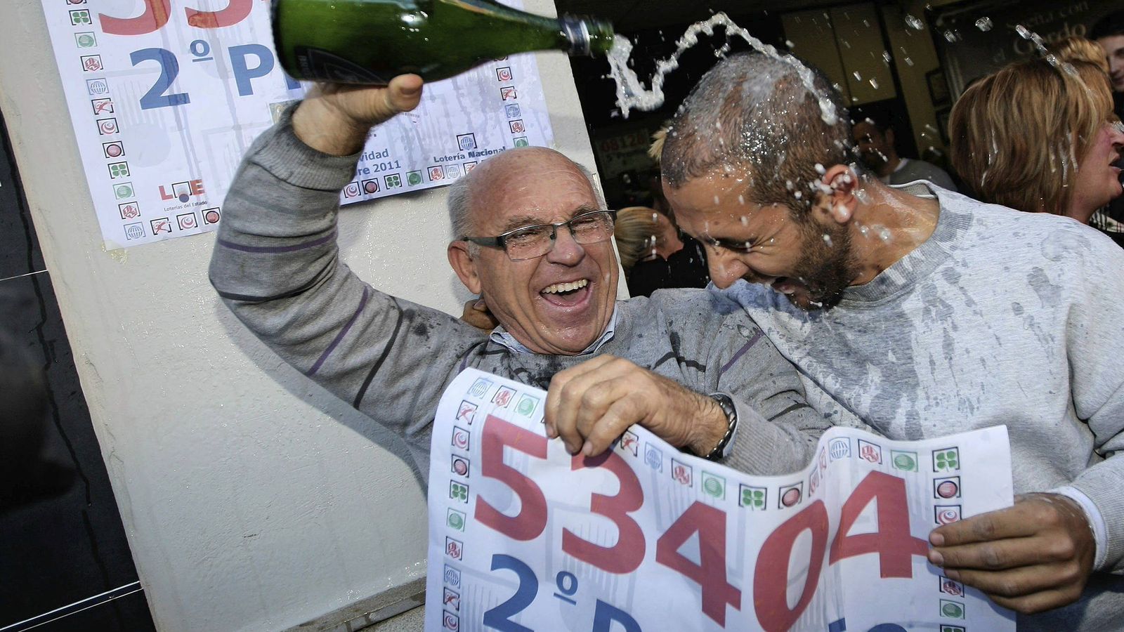 Foto: Dos afortunados celebran su premio de la Lotería en una imagen de archivo. (EFE)