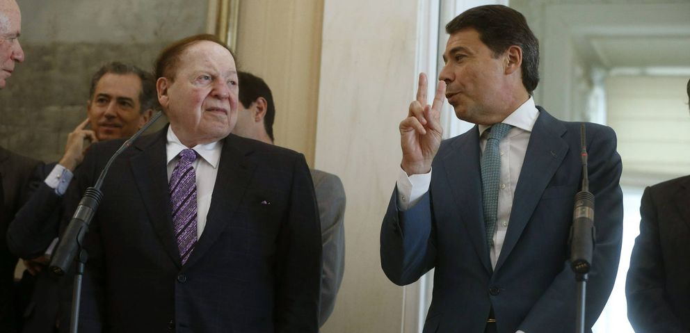 Ignacio González (d), saluda al magnate estadounidense Sheldon Adelson. (EFE)