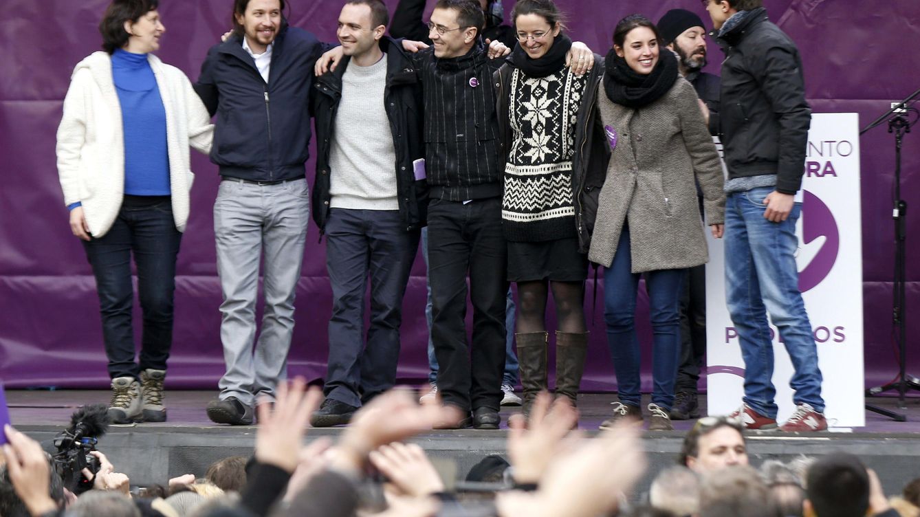 Foto: El núcleo dirigente de Podemos, durante el mitin de cierre de la marcha del cambio, el pasado 31 de enero. (EFE)