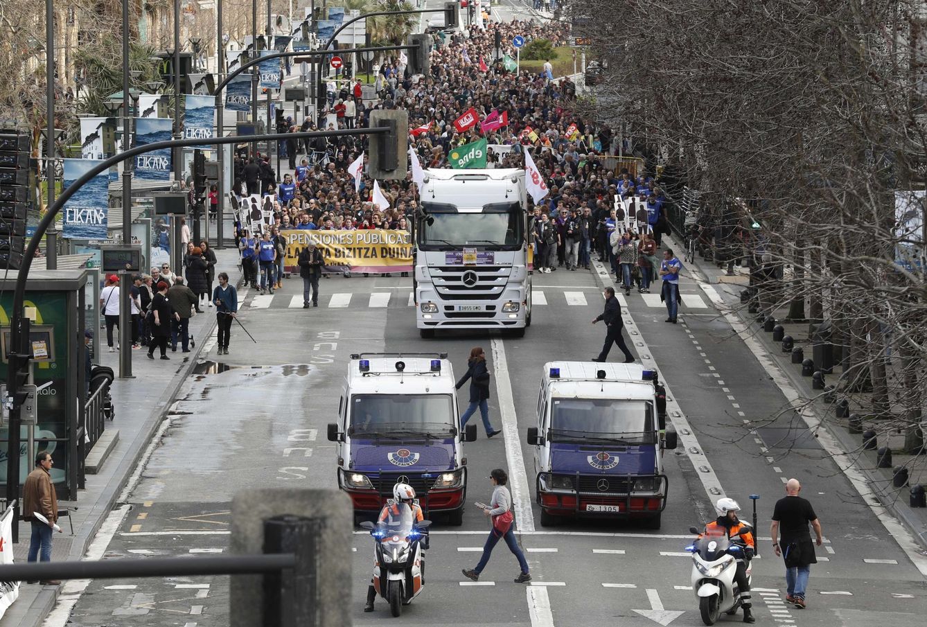 Manifestación en San Sebastián dentro de la huelga general de este jueves. (EFE)
