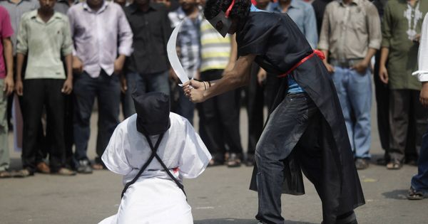 Foto: Miembros de Movimiento Mágico, un grupo de Bangladesh, durante una protesta contra las ejecuciones en Arabia Saudí. (Reuters) 