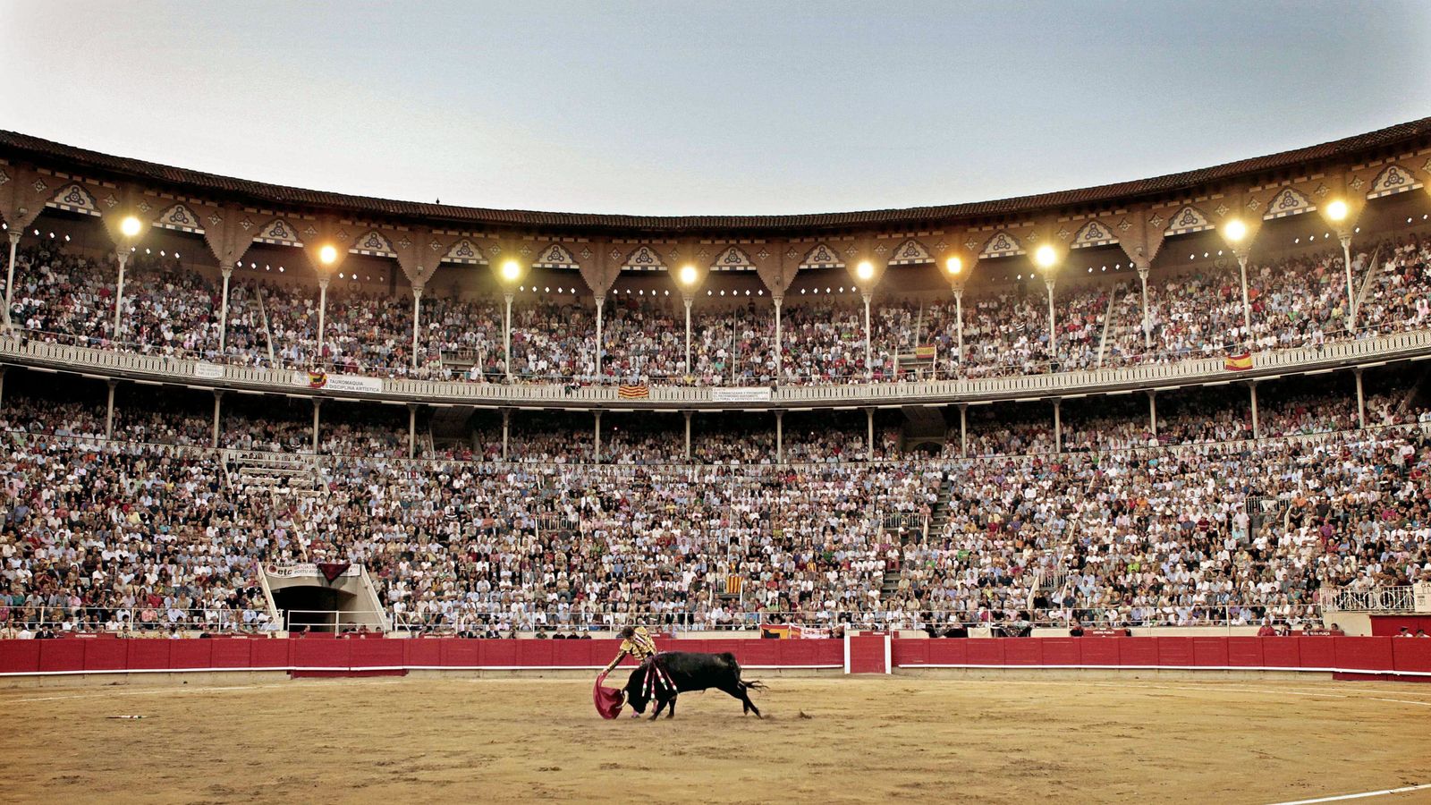 Foto: José Tomás en la faena en el último festejo taurino celebrado en la Monumental tras la prohibición de las corridas de toros que acordó la Generalitat en 2010. (EFE)