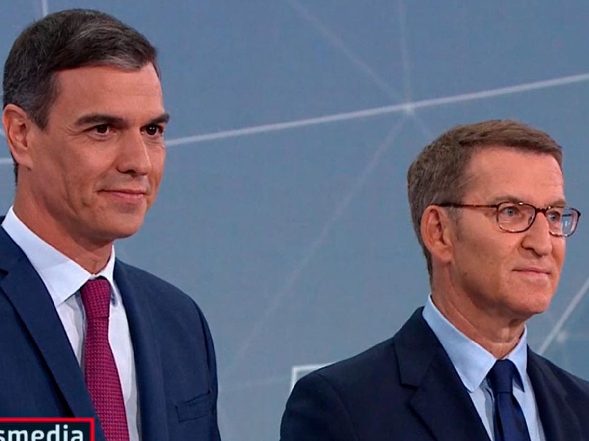 Foto: Pedro Sánchez (PSOE) y Alberto Núñez Feijóo (PP), posando antes del debate. (Atresmedia)