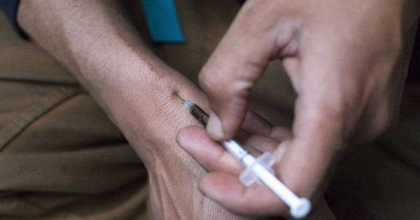 Foto: Un hombre se inyecta heroína con una aguja facilitada por un programa paliativo en Seattle, Washington, en abril de 2015. (Reuters)