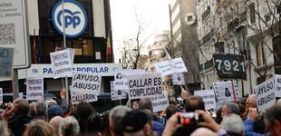Post de Cientos de personas exigen la dimisión de Ayuso frente a la sede del PP al grito de 