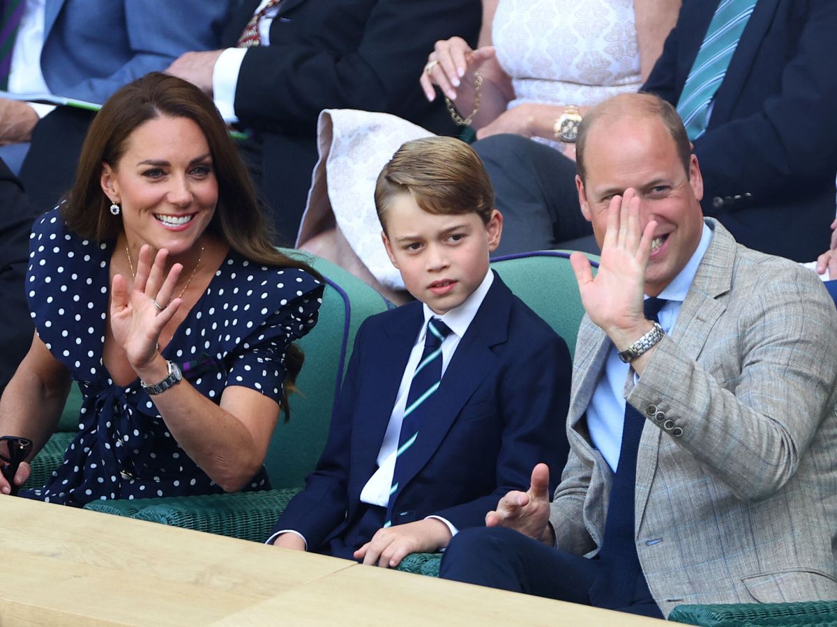 Foto: El príncipe George con sus padres, los duques de Cambridge, en Wimbledon. (Reuters/Hannah Mckay)