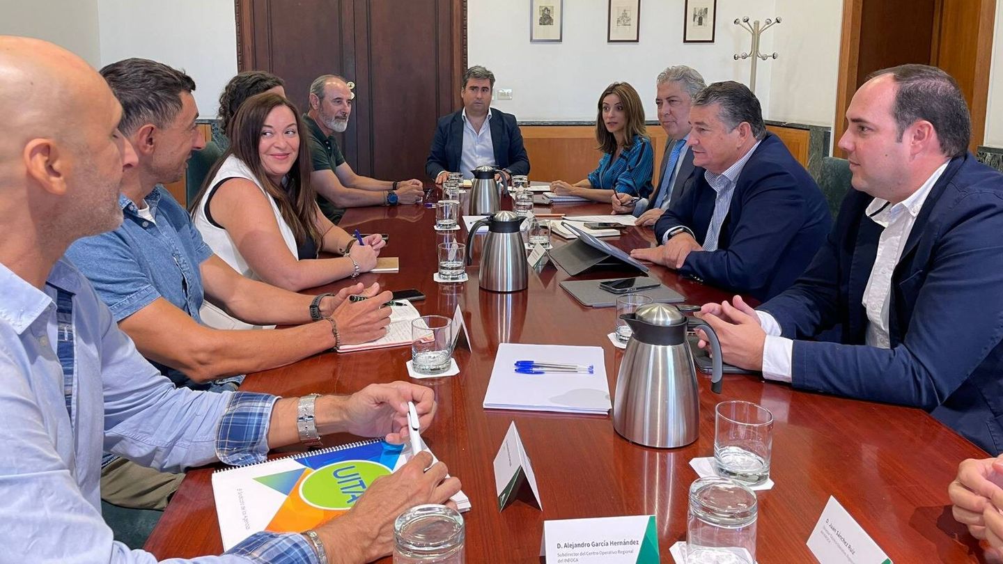 Sanz durante la reunión mantenida este lunes con los representantes sindicales del Plan Infoca. (Junta de Andalucía)
