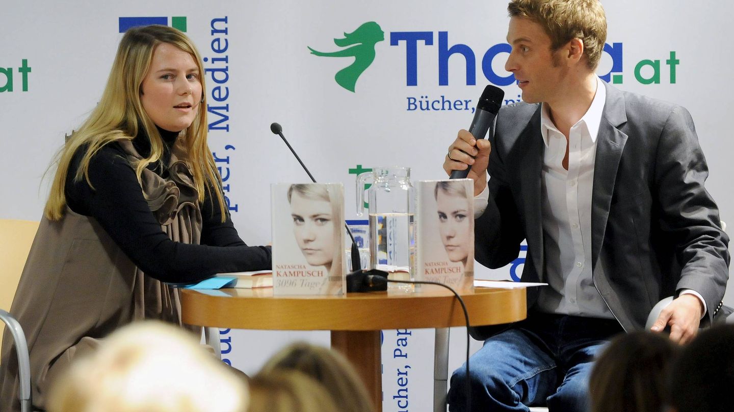 Natascha Kampusch y el periodista austriaco Christoph Feuerstein durante la presentación de la autobiografía de Natascha, '3.096 días', en Viena, Austria, en 2010 (EFE)