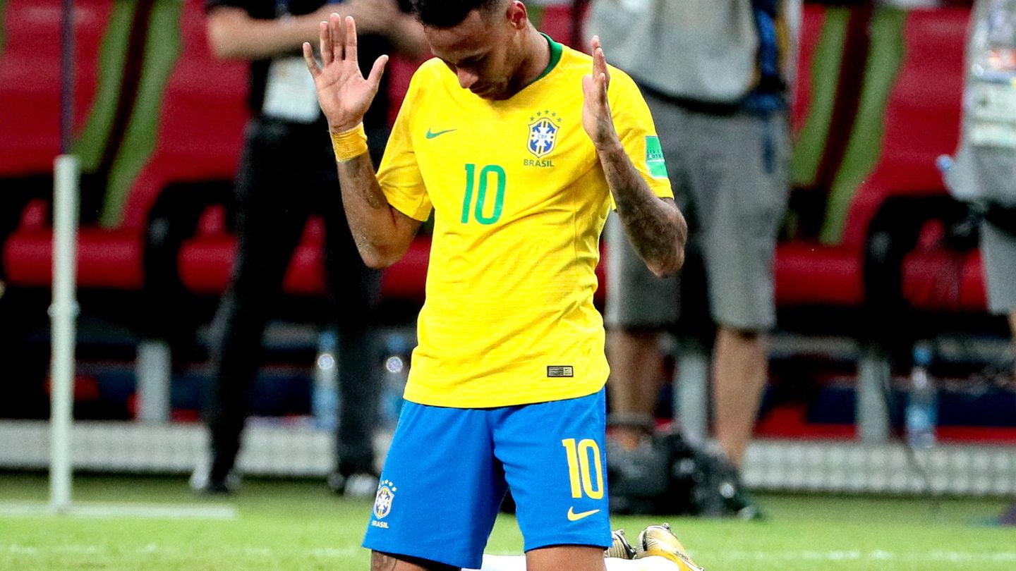 Neymar se arrodilla tras un partido con Brasil. (EFE)