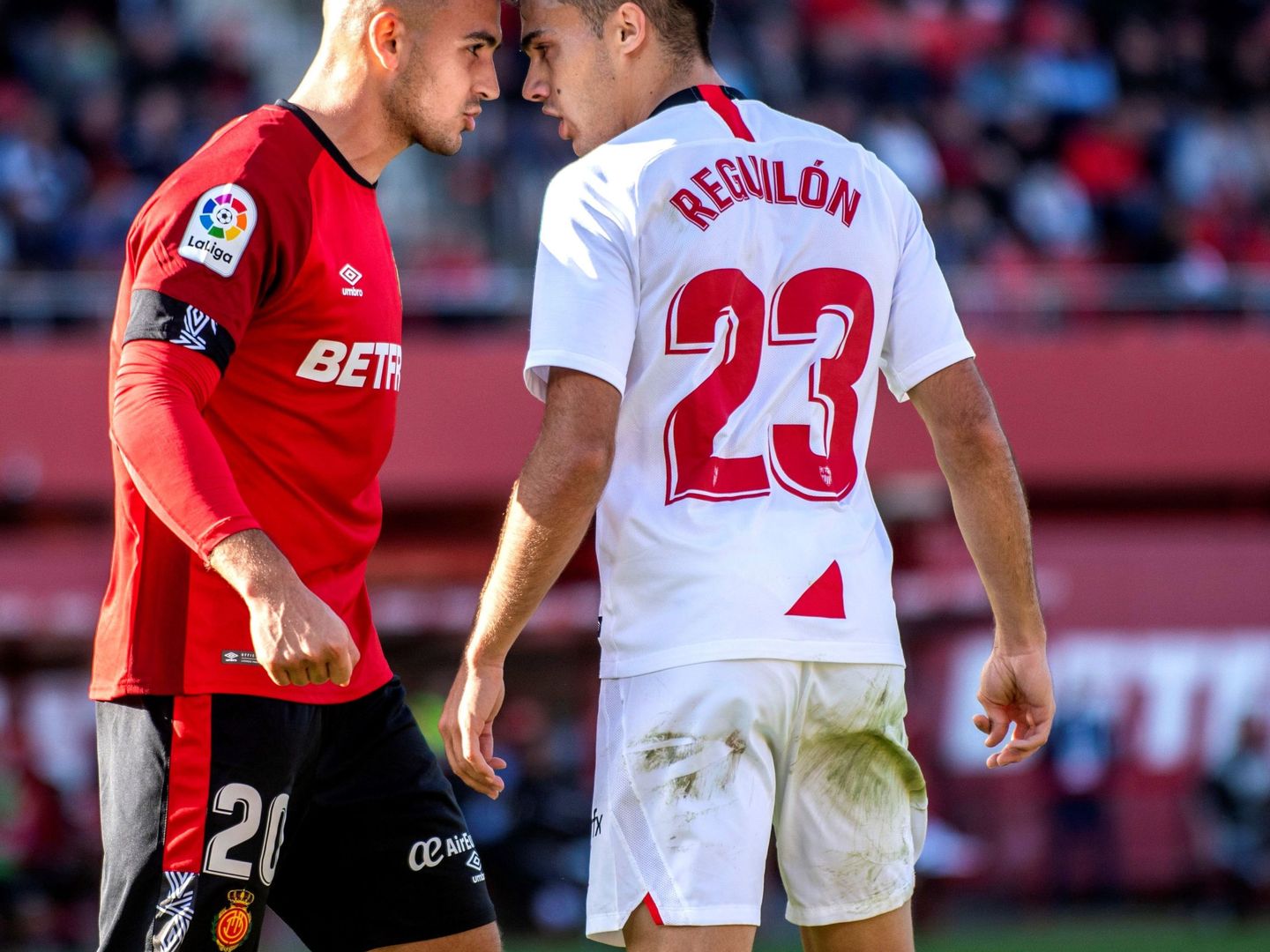 Reguilón se encara con Sedlar en el partido contra el Mallorca. (Efe)