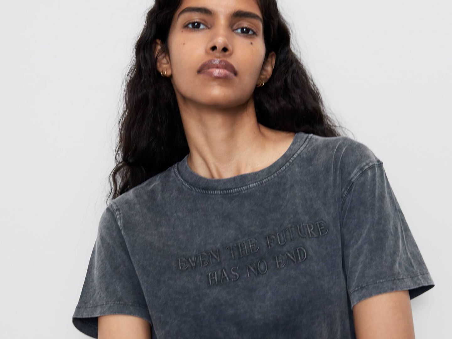 Nos encanta el color gris oscuro desgastado de esta camiseta de Zara. (Cortesía)
