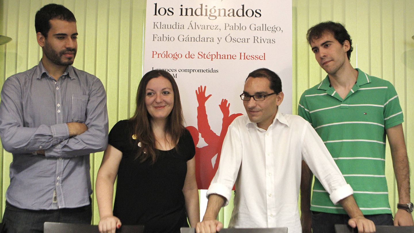 Pablo Gallego, polo verde a la derecha, junto a otros impulsores del 15-M. (EFE)